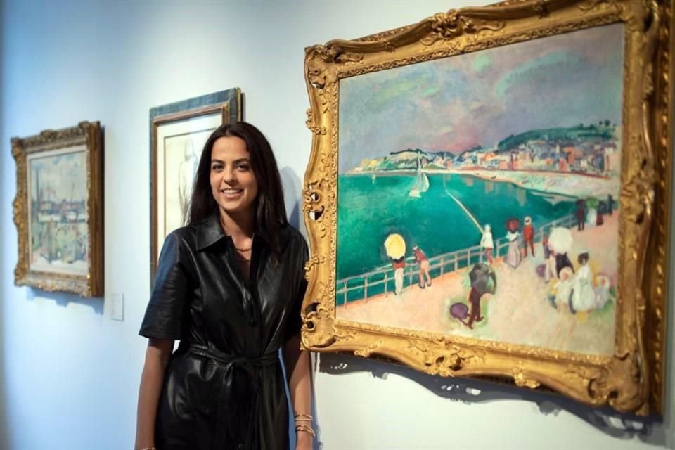 La actriz francesa Anouchka Delon, hija de Alain, posa junto a la obra de arte 'La Baie de Saint-Adresse',  del francés Raoul Dufy, durante la presentación de la expo 'Alain Delon: 60 años de pasión'.