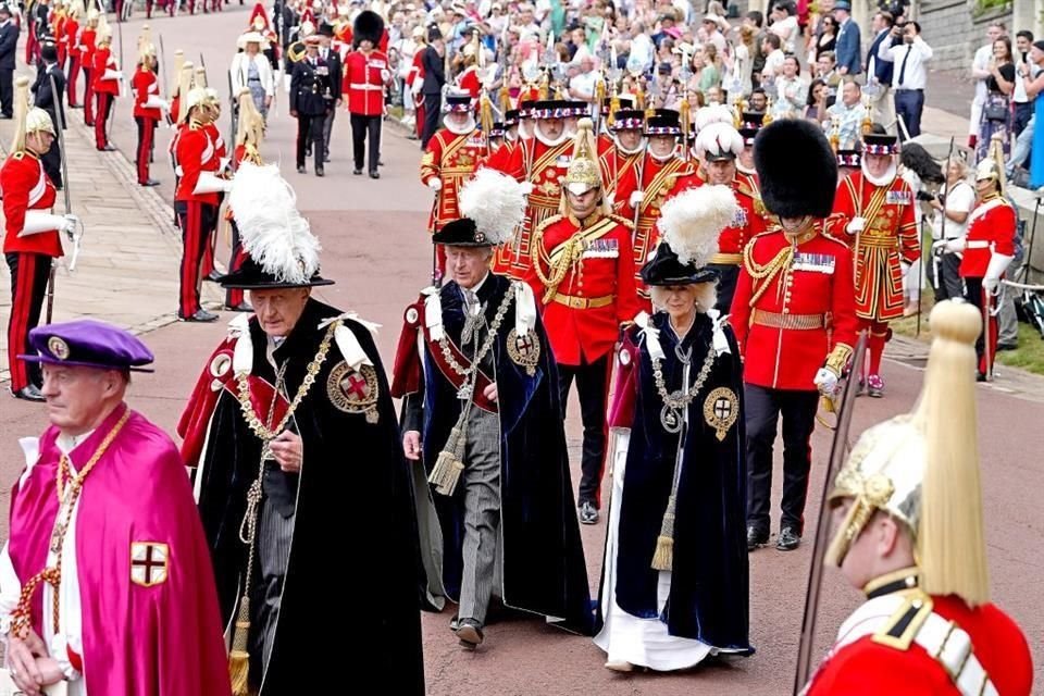 Participan el Rey Carlos III y el Príncipe Guillermo en la procesión anual de la Orden de la Jarretera con sus nuevos títulos.