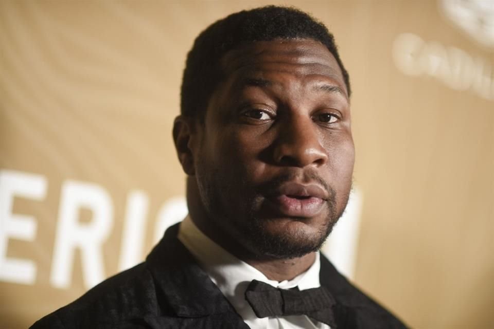 El actor Jonathan Majors compareció en un tribunal tras ser acusado de agresión, acoso y violencia doméstica, comenzará juicio en agosto.