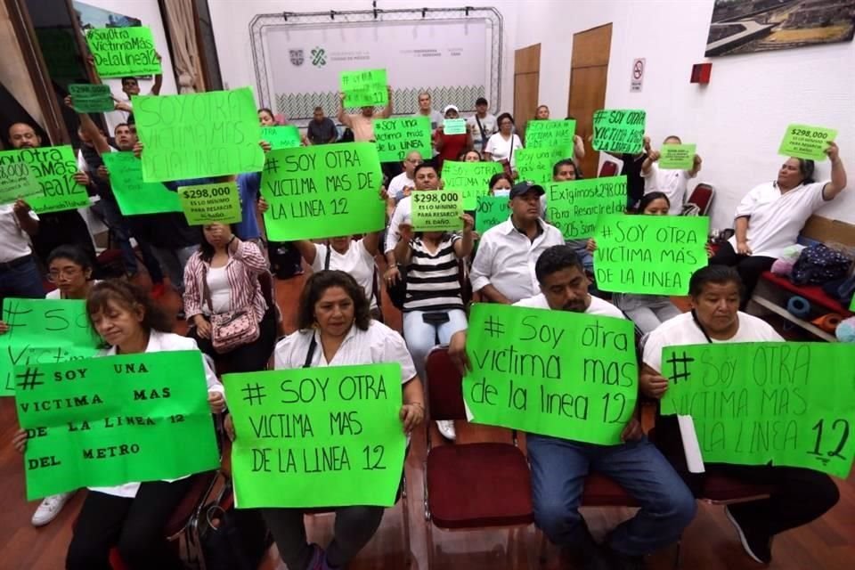 Comerciantes del tramo entre las estaciones Olivos y Tezonco brindaron una conferencia ayer en el Palacio de Gobierno.