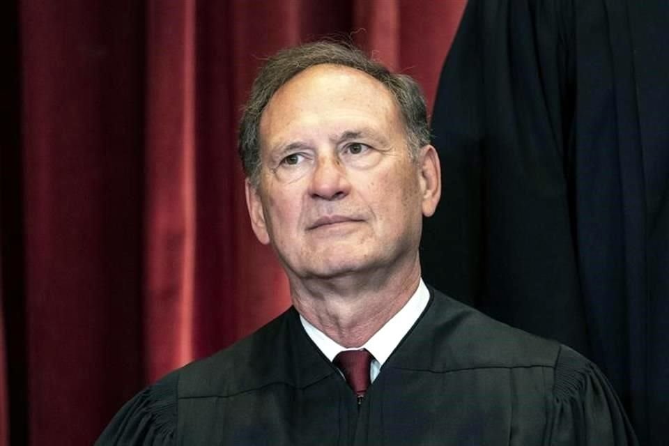 El juez de la Suprema Corte de EU Samuel Alito aceptó un viaje en 2008 a un lujoso albergue de pesca en Alaska de dos donantes republicanos, uno con intereses ante el Tribunal.