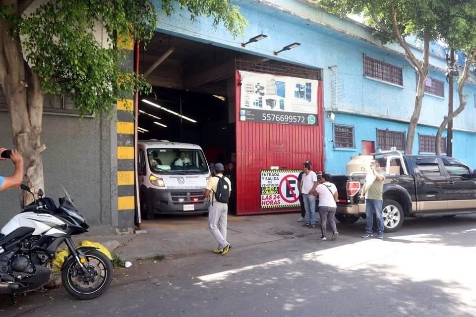 Un hombre reparaba la techumbre de una bodega de mobiliario de plástico cuando cayó de un andamio, en la Colonia Cuchilla Pantitlán, Alcaldía Venustiano Carranza y falleció.