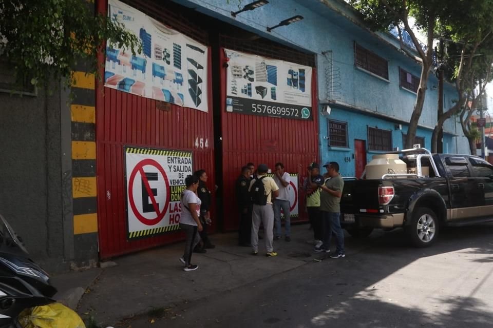 Antes de que el cuerpo fuera retirado, familiares del trabajador se presentaron para identificarlo.