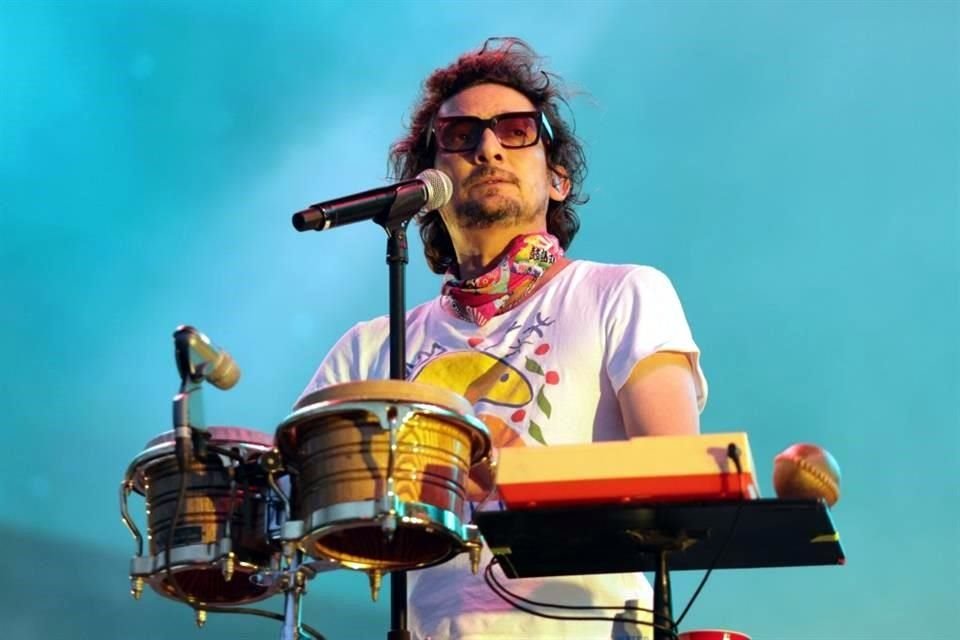 Cuando se trata de su proyecto solista, León Larregui no piensa en fórmulas de éxito, solo busca explorar en la música sin restricciones.