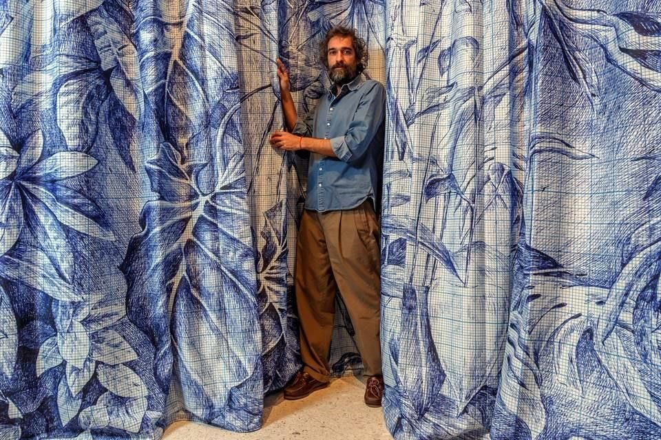 El italiano Pietro Ruffo posa con una de sus obras de la exposición 'El jardín de los últimos días', en el MUSA.
