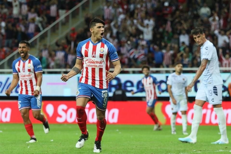 Alan Pulido reconoció que analiza las ofertas que tiene de Chivas y Cruz Azul para regresar a jugar al futbol mexicano.