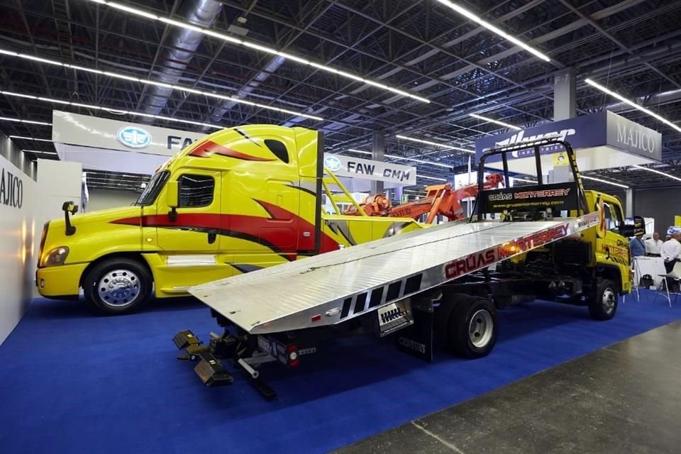 La segunda edición de Expo Grúas, que inició este jueves y termina el sábado, atraerá a 3 mil compradores; prevén derrama de 450 mdp.