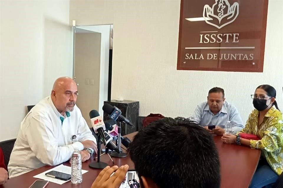 Javier Gallo Vázquez, subdirector Médico del nosocomio, informó que ambas funcionarias están siendo atendidas en este hospital.