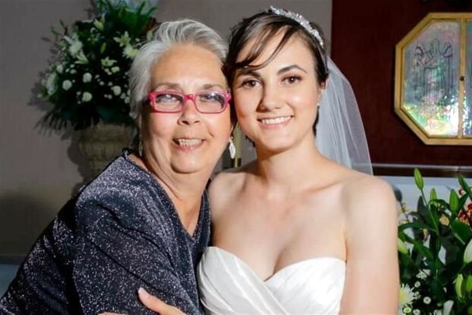 Martha Álvarez Ugena y su hija María Fernanda Peña, quien falleció en el accidente.