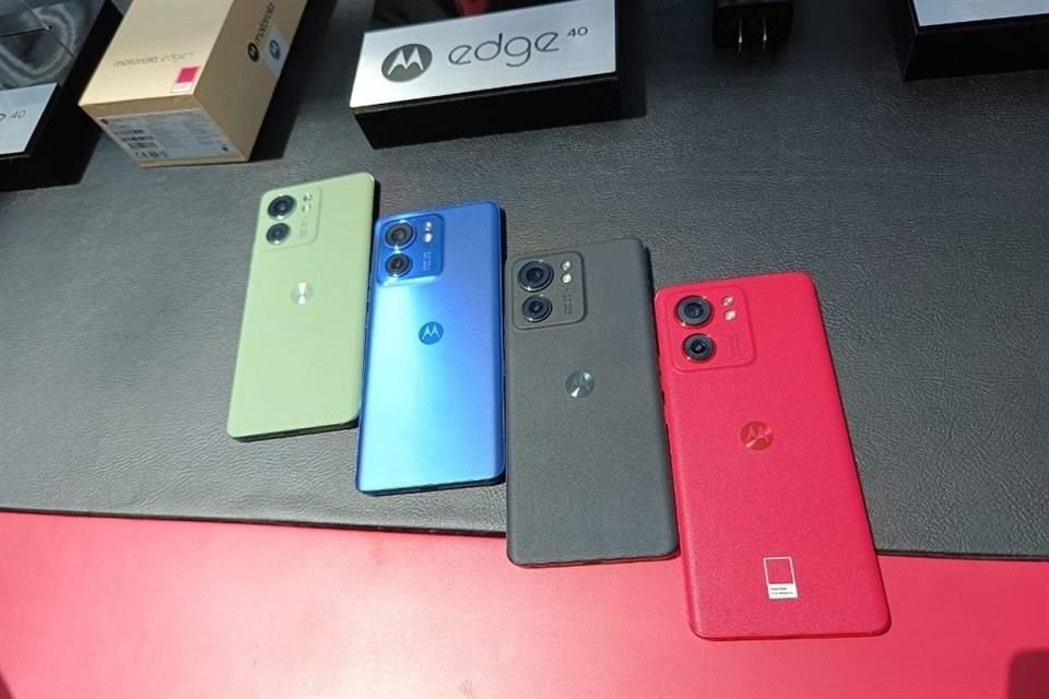 Motorola Edge 40 tiene una versatilidad de colores, las opciones son Viva Magenta, Azul Nébula, Negro Infinito y Verde Oliva.