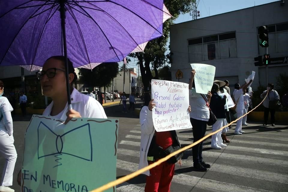 Personal del Hospital General de Xochimilco protesta en la Avenida 16 de septiembre. 