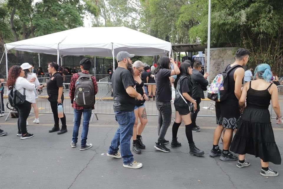 Asistentes aguardan para ingresar a la Cocha Acústica del Parque Agua Azul.