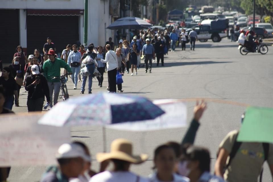 Los cierres afectaron a los usuarios del transporte público, quienes debieron descender de las unidades para intentar llegar a sus destinos.