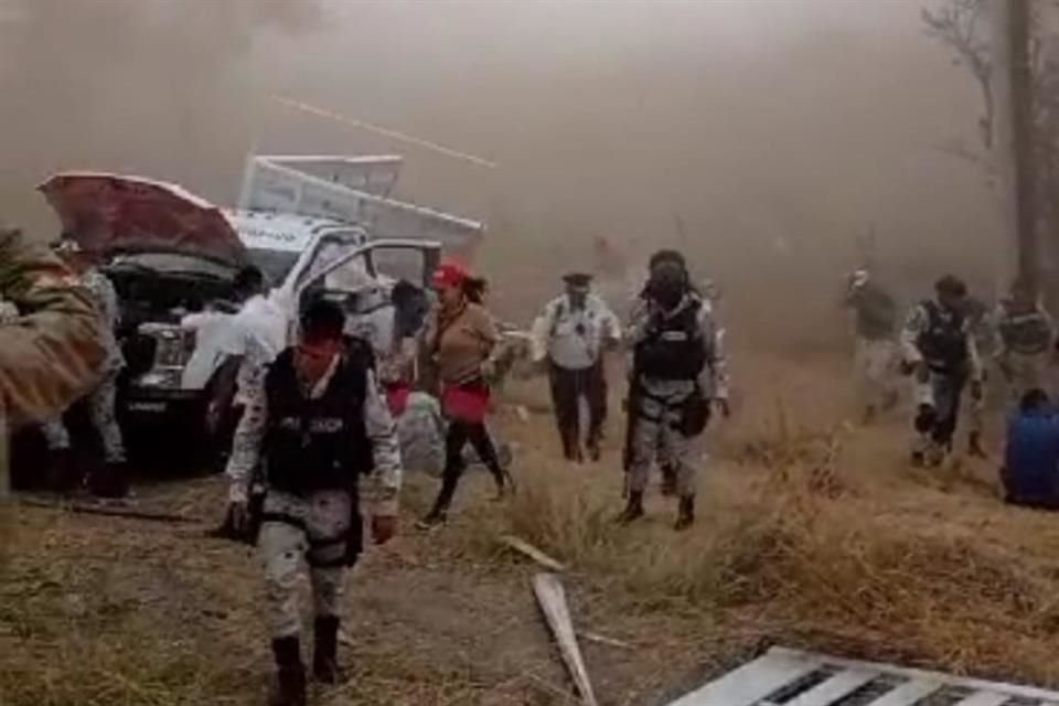 Un aparatoso choque que involucró a un tráiler y una camioneta de la Guardia Nacional ocurrió esta tarde en la Carretera Guadalajara - El Salto.