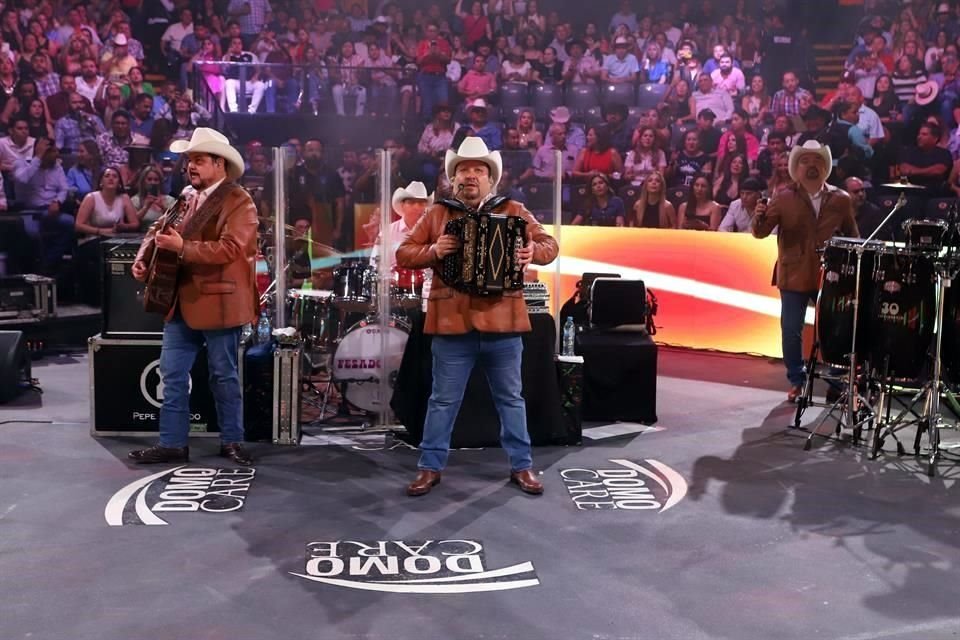 Con lo más destacado de su discografía el grupo Pesado le ofreció a la audiencia que llenó el recinto ubicado en la Expo Guadalupe.