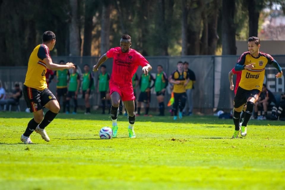 Julián Quiñones le anotó un gol a los Leones Negros.