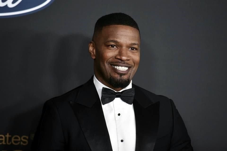 El actor Jamie Foxx, de quien no se sabe nada desde que tuvo una emergencia médica, se está 'recuperando bien', aseguró un familiar.