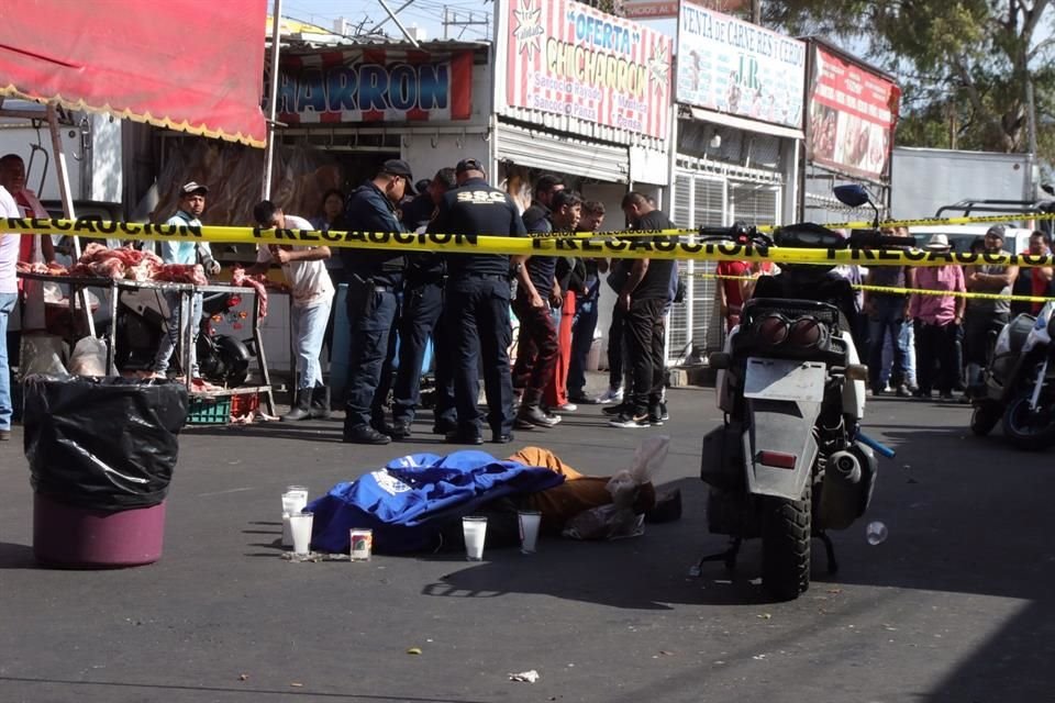 De acuerdo con testigos, sujetos en moto se le emparejaron y le dispararon, para luego huir.