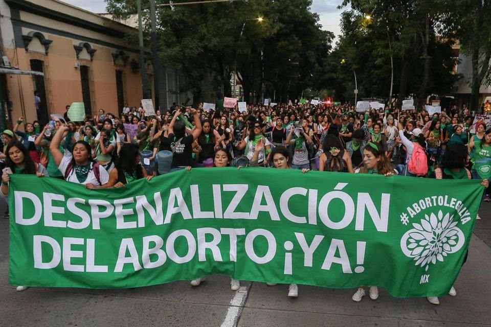 El Código Penal de Jalisco señala que el aborto no es punible en la Entidad si es resultado de una violación, si la mujer corre peligro de muerte o ante riesgo de daño grave a su salud.  