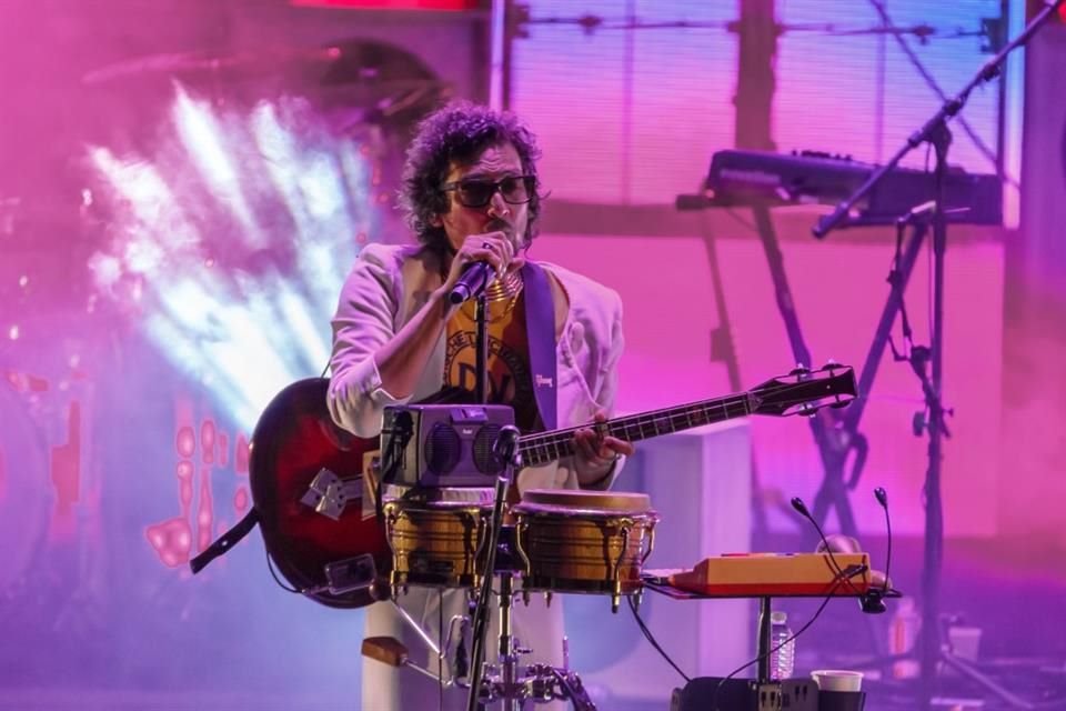 León Larregui se presentó en el Auditorio Telmex como parte de su tour por su álbum Prismarama.