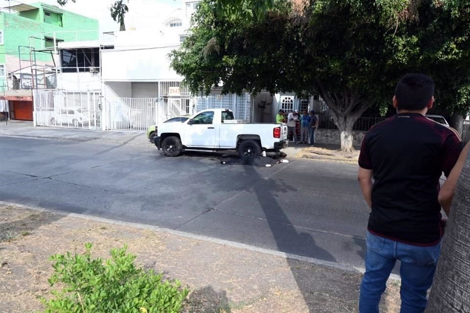 El cuerpo quedó debajo de la camioneta.