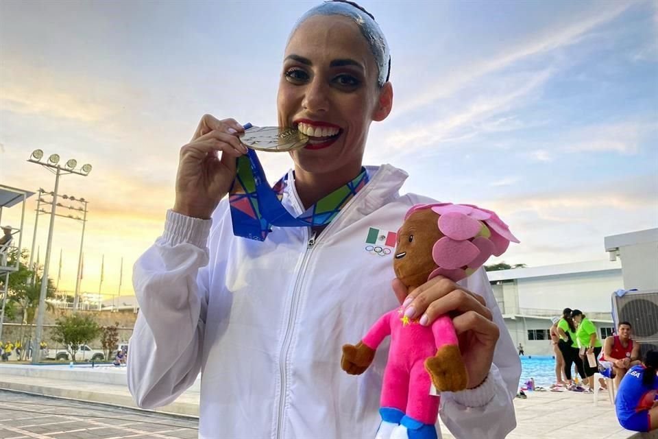 La mexicana mostrando con orgullo su presea.