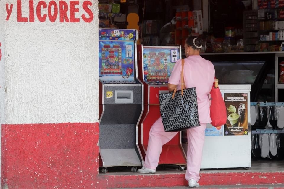 Aunque están prohibidas, máquinas tragamonedas pululan en la ZMG; expertos alertan por las consecuencias de que niños se expongan a ellas.