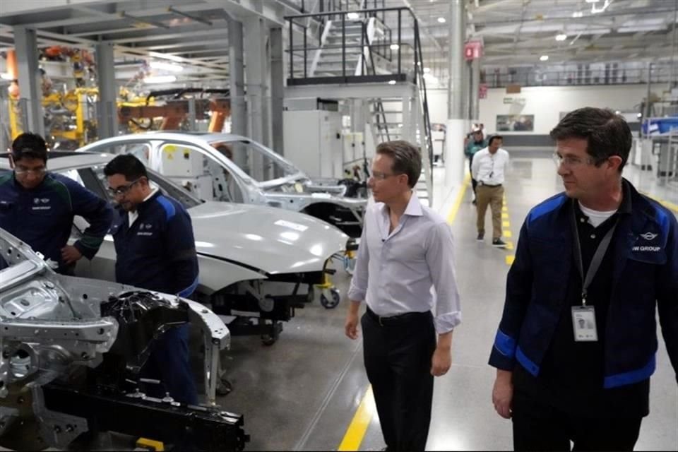 El aspirante del PVEM, Manuel Velasco, recorrió la planta de la BMW en San Luis Potosí, acompañado por Harald Gottsche, CEO de  BMW Group en México.