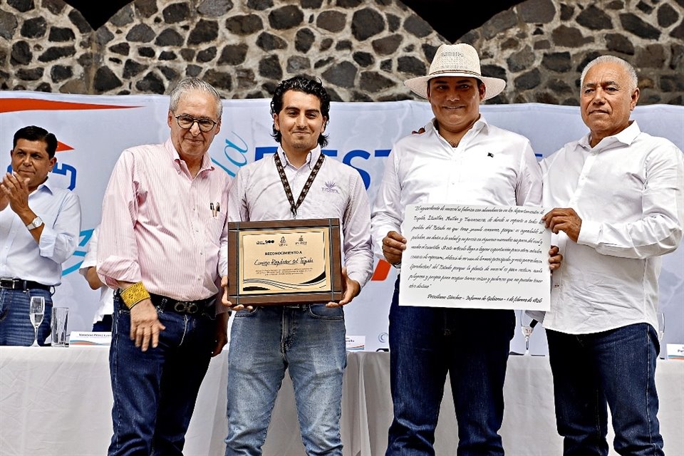 Enrique Ibarra, Secretario general de Gobierno; Kevin Alejandro Arenas, del CRT; Gildardo Partida Hermosillo, director de El Castillo de Tequila, y Gildardo Partida Meléndez, director de Cava de Oro.