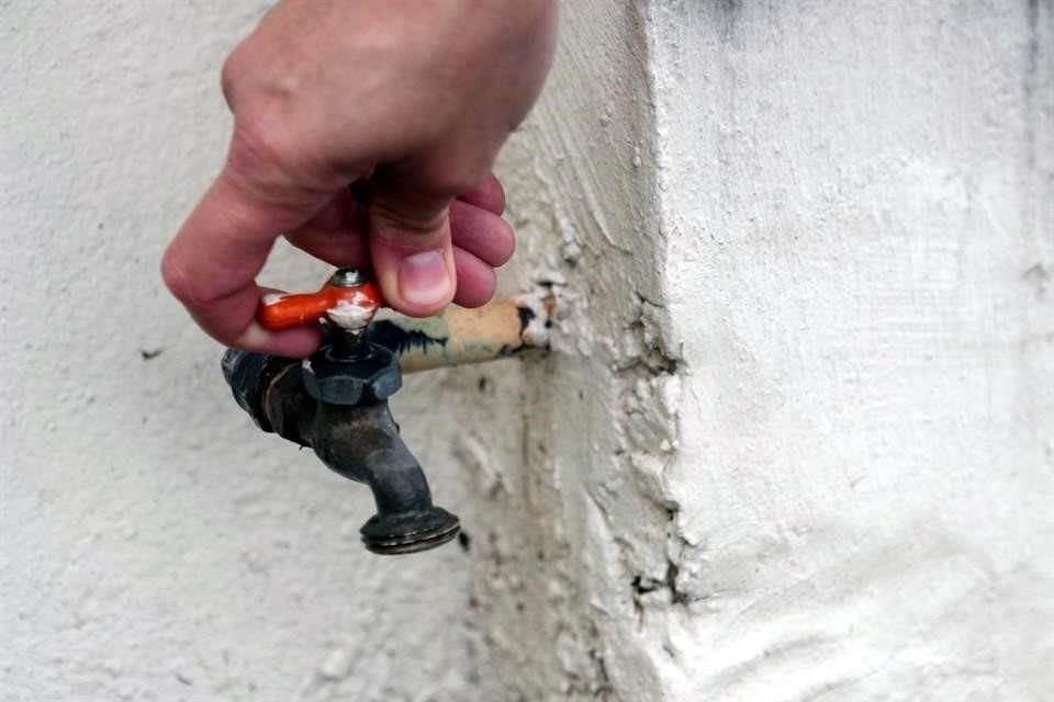 Una supuesta fuga que el Siapa atribuyó a obras provocó que 21 colonias se queden sin agua hasta el miércoles... por lo menos.