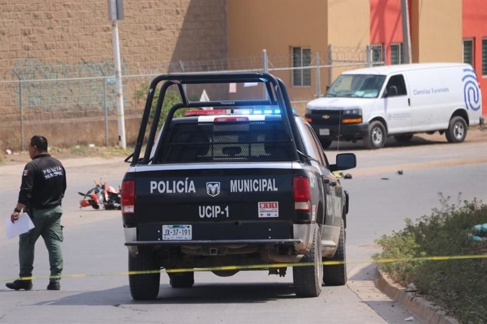 Un motociclista perdió la vida luego de ser arrollado por el conductor de un vehículo pesado en la Colonia Toluquilla, en Tlaquepaque; el chofer del camión quedó detenido tras los hechos.