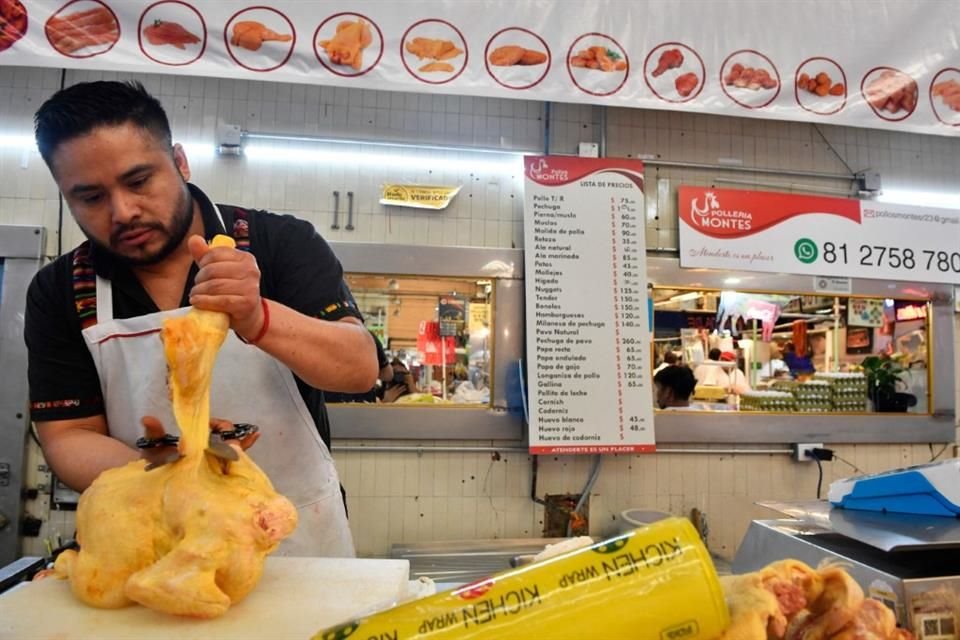 El gasto en los hogares mexicanos en abarrotes y alimentos abarca la compra de carne, cereales, verduras y semillas, leche, frutas, huevo, azúcar, café y comida consumidos fuera del hogar.