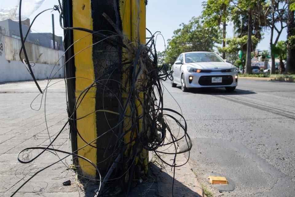 Es común que en las calles existan cables sueltos, lo que ha generado accidentes y muertes.