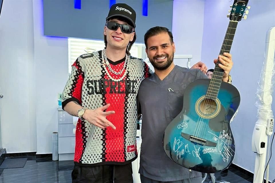 Peso Pluma y el dentista Raúl Pérez.