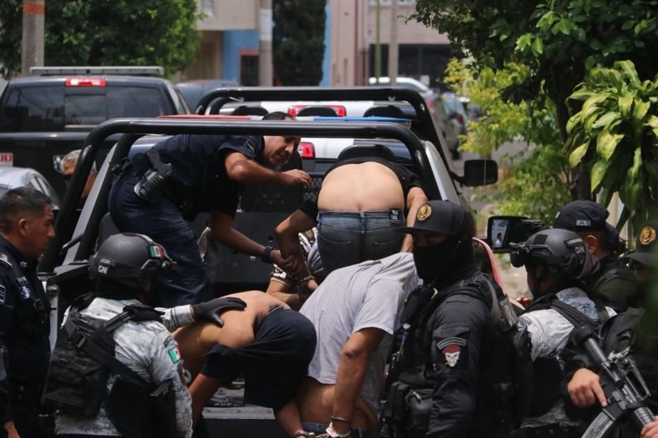 Nueve personas fueron detenidas en Santa Teresita, tras entrar a robar a vecinos; a varios les hallaron droga y armas.