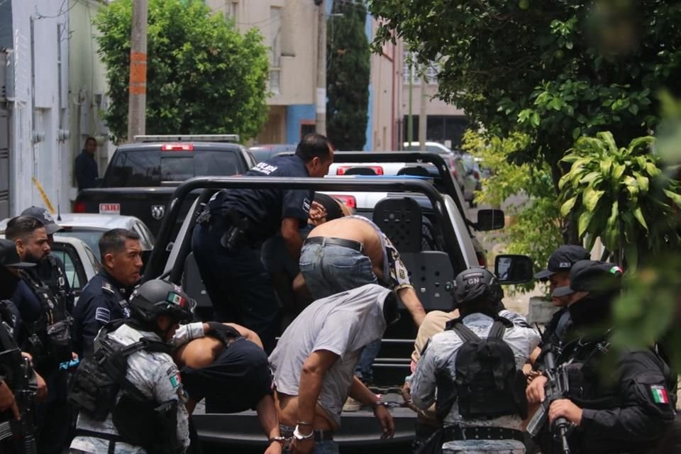 Nueve personas fueron detenidas en Santa Teresita, tras entrar a robar a vecinos; a varios les hallaron droga y armas.