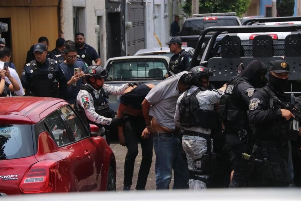 Ayer fueron detenidas nueve personas en Santa Teresita, tras entrar a robar a vecinos; a varios les hallaron droga y armas.