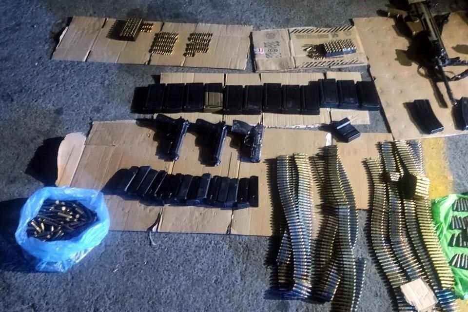 Al hombre Se le aseguraron 3 armas largas, 3 cortas, mil 56 cartuchos, 39 cargadores y 5 radios de comunicación.