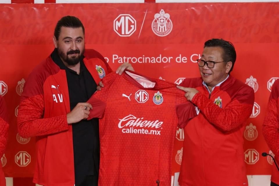 Amaury Vergara y Zhang Wei anunciaron al nuevo patrocinador de las Chivas.