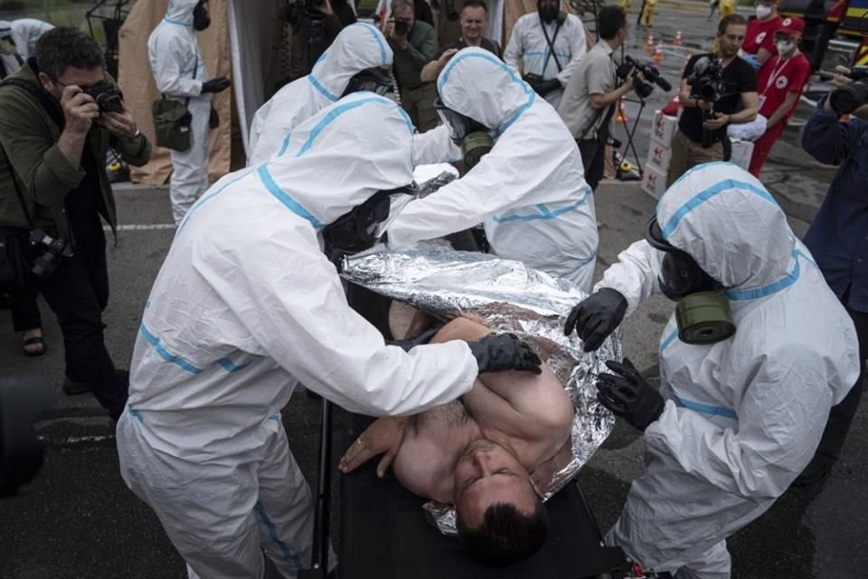 Trabajadores de emergencia ucranianos realizaron un simulacro para fuga de radiación de la central nuclear de Zaporiyia.