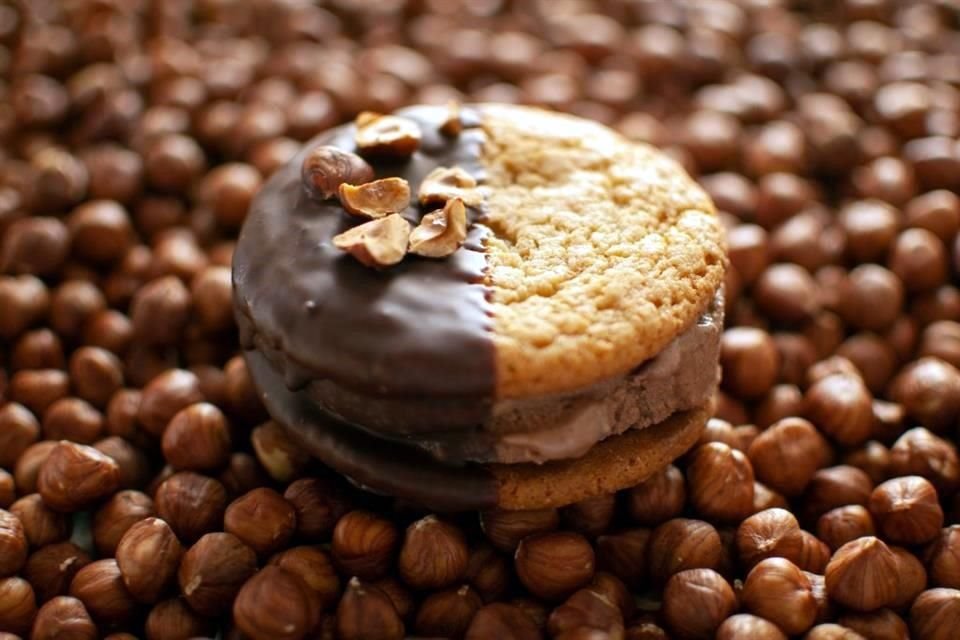 Caravelle tiene tres versiones de sándwich de helado en sus vitrinas de Santa Tere y La Estancia.