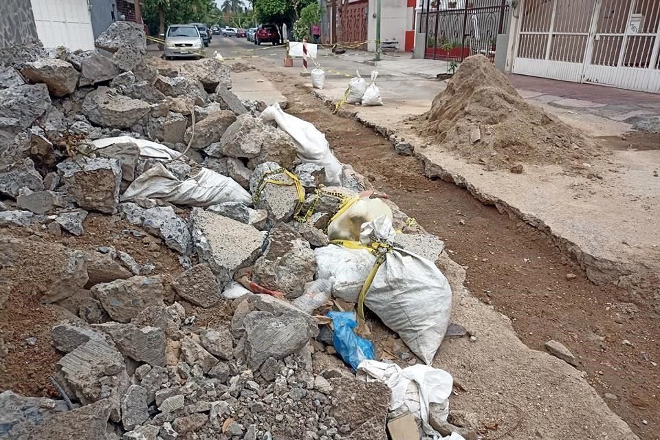 Piden vecinos que el Siapa termine de colocar concreto y se lleve los escombros.