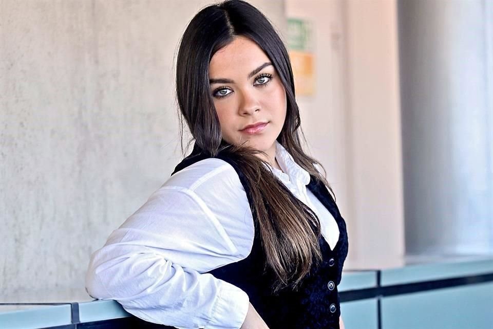 Angie Vázquez finalmente encontró su propio sonido y lanzó un álbum para retomar la carrera musical que inició cuando era niña.