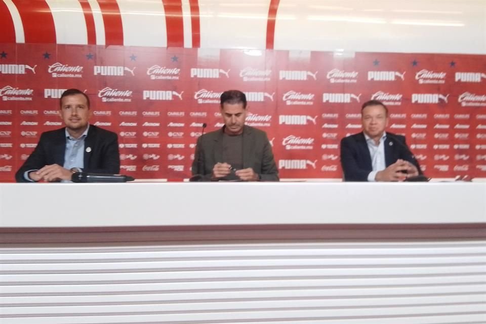 Fran Pérez, Fernando Hierro y Mariano Varela en conferencia de prensa.