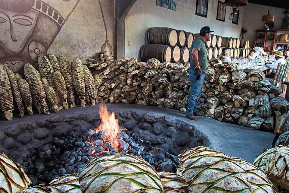 Hace 22 años que Gonzalo se hizo cargo del proyecto familiar, ha sido testigo de la apropiación cultural y de la transformación mercadológica del mezcal para bien y para mal.