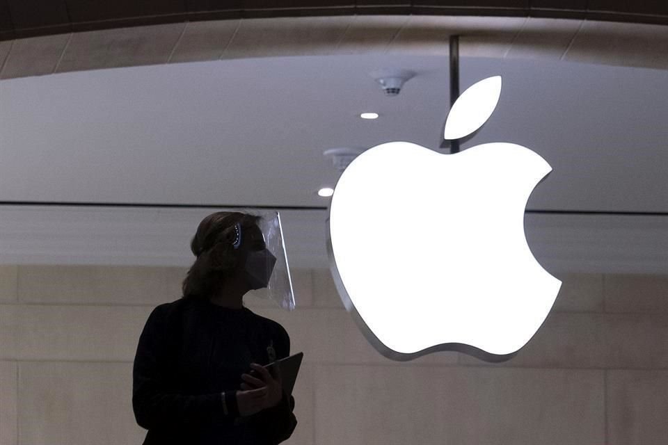 Apple es la primera empresa en el mundo en alcanzar un valor de mercado de 3 millones de millones de dólares.