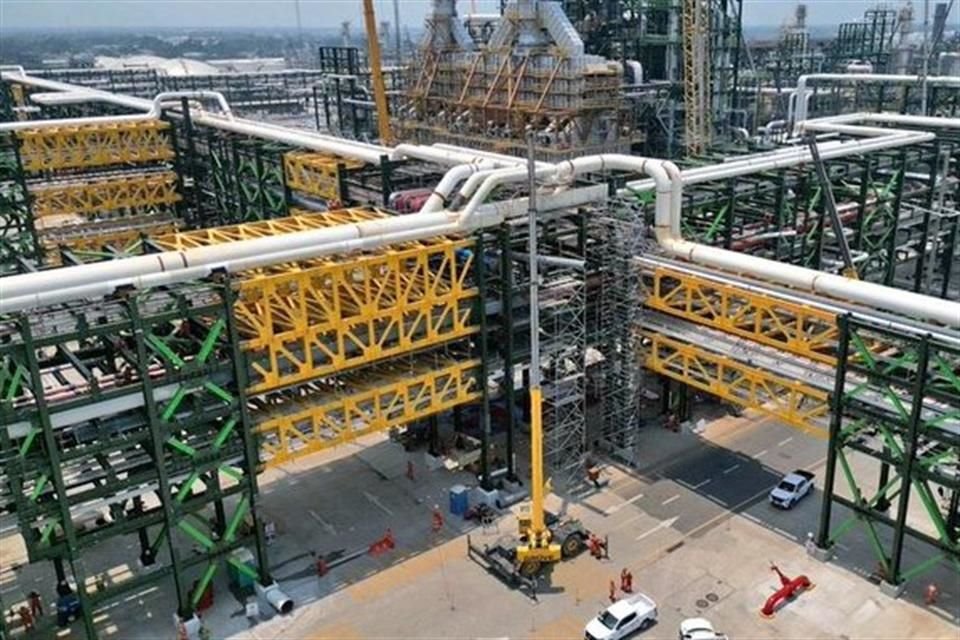 Se suponía que la refinería Olmeca, en Dos Bocas, estaría plenamente operativa para finales de este año.