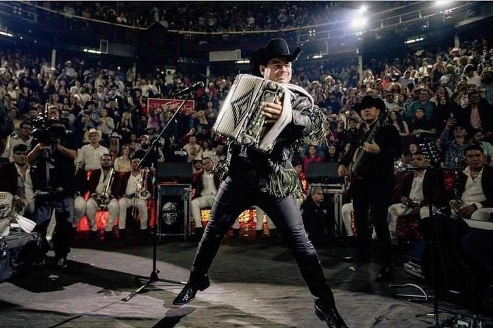 Tras agotar los boletos del concierto que ofrecerá en el Estadio 3 de Marzo el próximo 4 de noviembre, Alfredo Olivas abrió otra fecha en el inmueble para el día 3 del mismo mes.