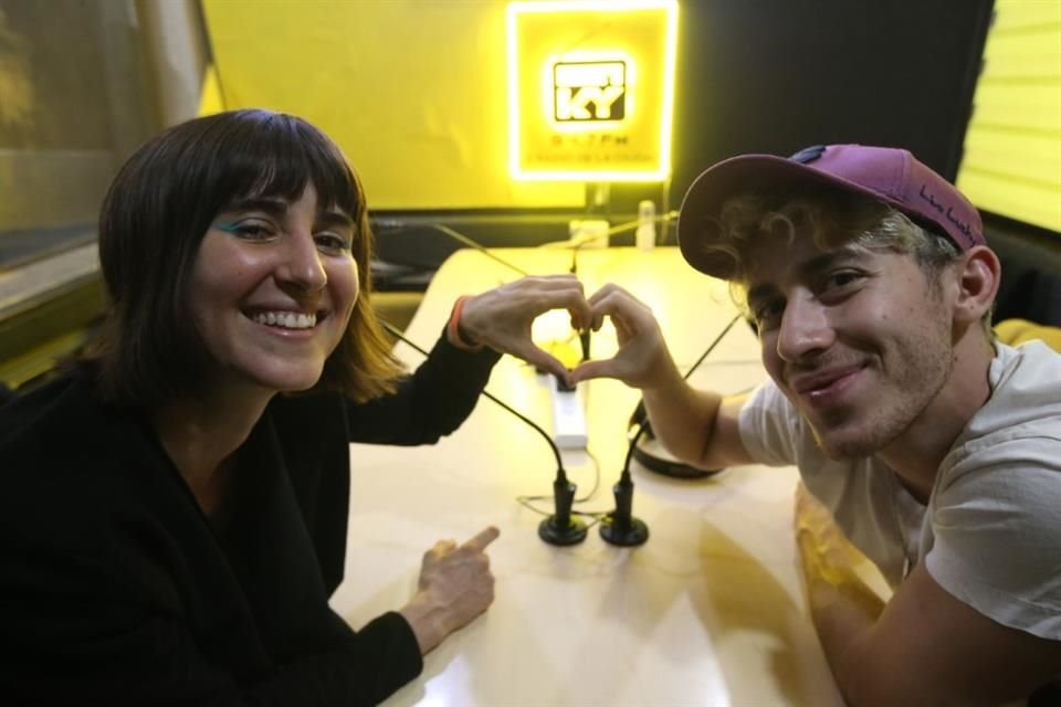 Daniela Rivero, conductora e Ian Martí, conductor y productor de Random Radio.