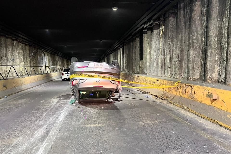 Después de volcarse en el túnel de Avenida Hidalgo, el conductor de un automóvil Mazda 3 provocó que otro vehículo se impactara con un muro y luego abandonó su auto en el lugar.